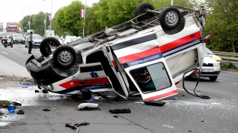 Vozilo Hitne se prevrnulo na krov, ima i ozlijeđenih