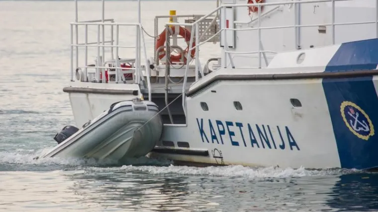 Sudarili se brod Kapetanije i gumenjak, dvoje ljudi poginulo, za petero nestalih se još traga