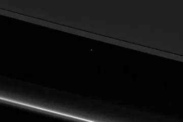 Svemirski brod Cassini fotografirao Zemlju između Saturnovih prstenova