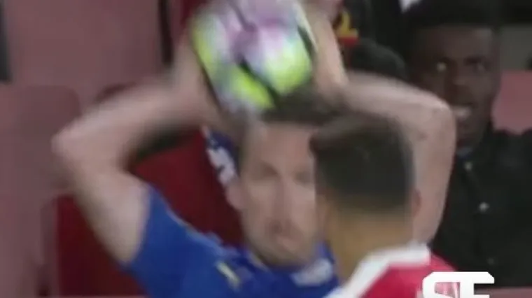 Iritantni Alexis Sanchez pogođen loptom pa dobio žuti karton nakon loše glume