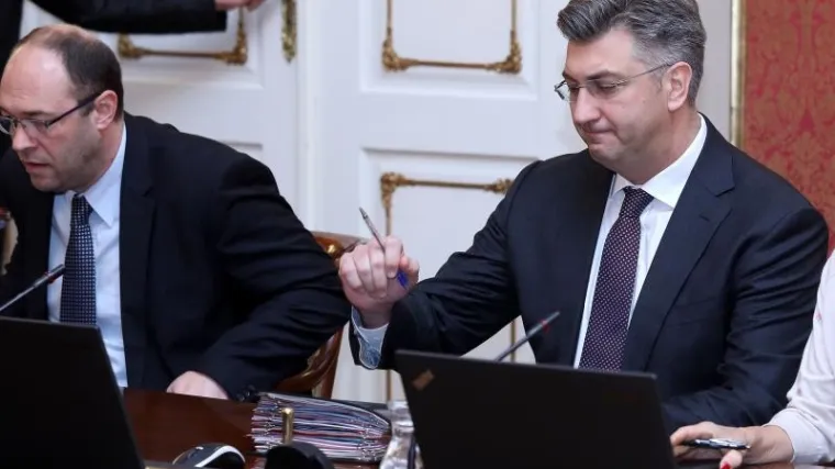 PLENKOVIĆ SMIJENIO TRI MOSTOVA MINISTRA!