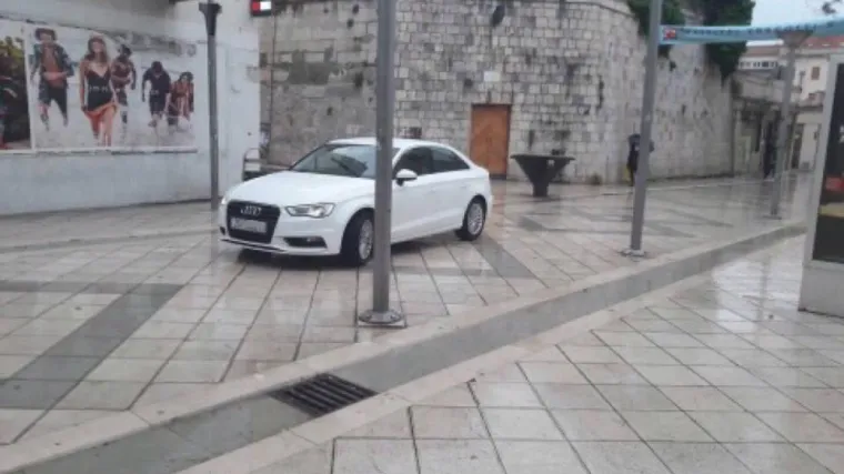 Splićanin parkirao nasred Marmontove: 'Kad je Audi, dobro da nije i u Gospu O'Zdravja'