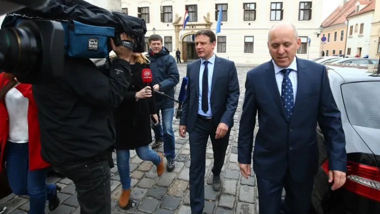 HDZ već osigurao prve ruke, otkriveno tko je okrenuo palac dolje Mostu...