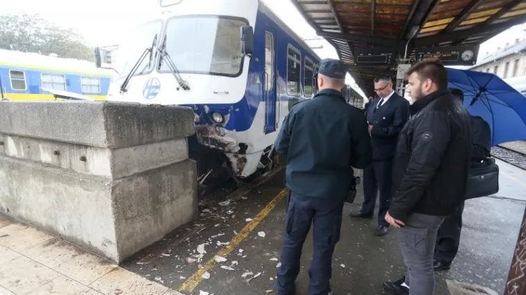Putnički vlak iskočio iz tračnica i zaletio se u betonski zid