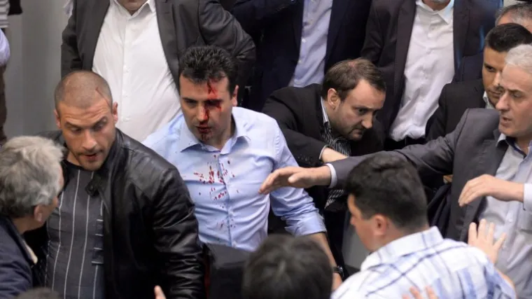 Zastupnicima razbijali glave, bježali skokom s galerije, oko 100 ranjenih