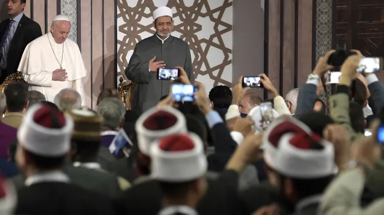 Papa Franjo u Egiptu: provozao se u običnom automobilu sa spu&scaron;tenim prozorom