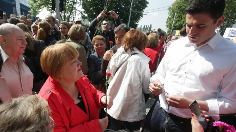 Politički praznik rada u Maksimiru: karanfili, grah i kriza Vlade