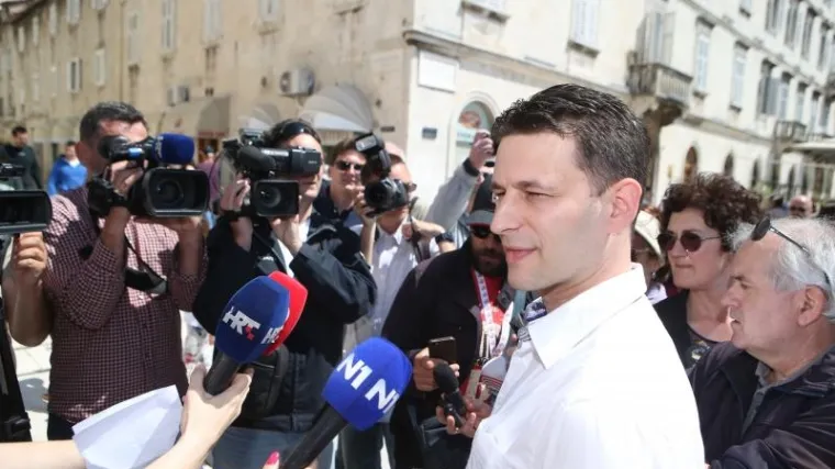 'On ne može imati potrebnih 76 ruku. Obmanuo je javnost i sru&scaron;io Vladu'