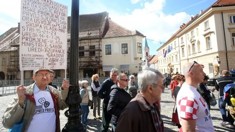 'BORBA ZA OPSTANAK': Građani na Markovom trgu prosvjedovali zbog Ovr&scaron;nog zakona i Lex Todorića