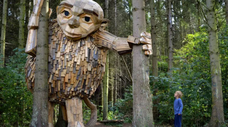 DOBRI DUH DANSKE: Izrađuje ogromne, drvene divove koji ostavljaju bez daha i odrasle i djecu