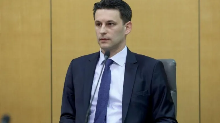 Zatočen je u svojoj fotelji zbog posebne procedure...