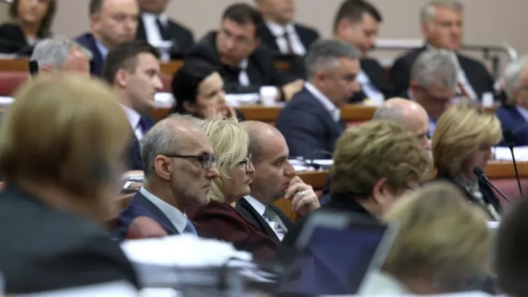 Ima li u Saboru uistinu 77 ruku za smjenu Marića?