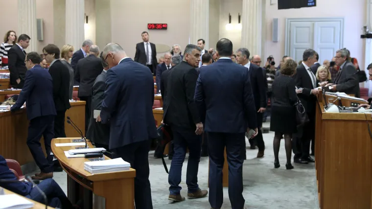 Spavali su, jeli pizzu: kako su Maras, Tuđman, Pernar i dru&scaron;tvo u Saboru dočekali jutro