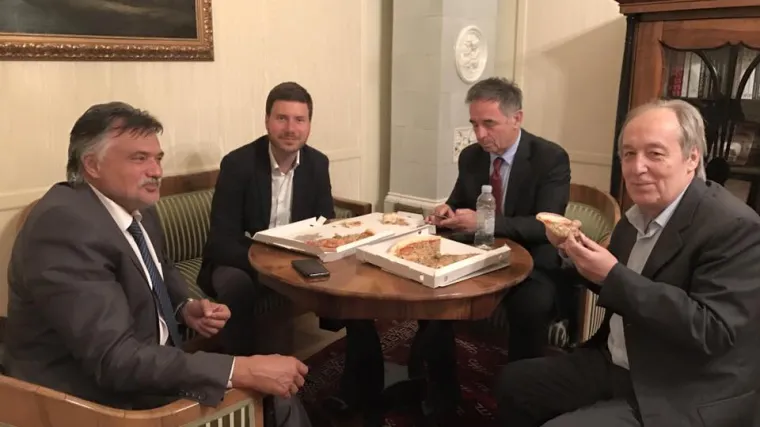 Umorio ih saborski maraton: Pupovac, Radin i Pernar u pola noći uživali u pizzi