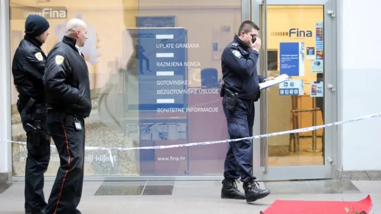 Pi&scaron;toljem prijetio zaposlenicima i ukrao 70.000 kuna