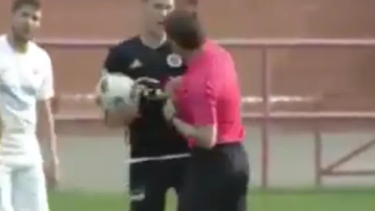 NEK' SE ZNA TKO JE GLAVNI NA TERENU: Sudac u Rusiji udario igrača pa mu pokazao žuti karton