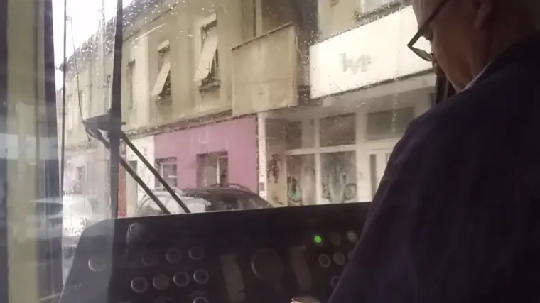 Čitatelj Net.hr-a snimio ZET-ovca kako pi&scaron;e poruke i priča na mobitel dok vozi tramvaj