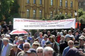 HASANBEGOVIĆ, ESIH I GLASNOVIĆ DOČEKANI OVACIJAMA NA PROSVJEDU: 'Svi uz Krista protiv komunista!'