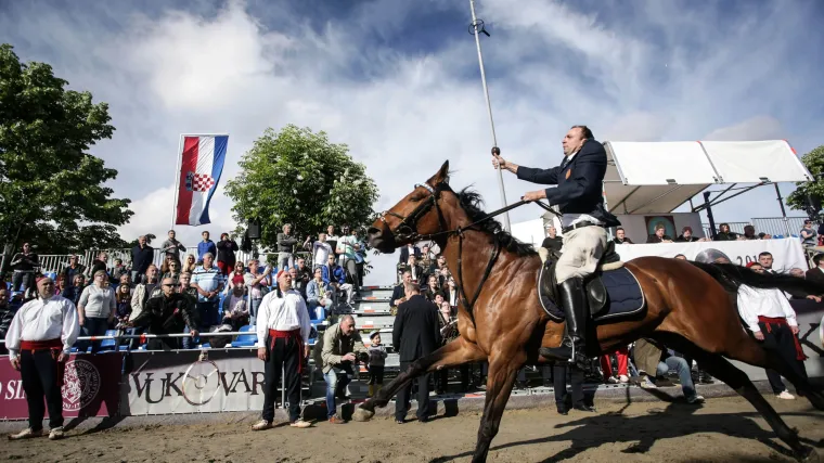 Pucanjem mačkula u Vukovaru počeo sredi&scaron;nji program Svečane Sinjske alke