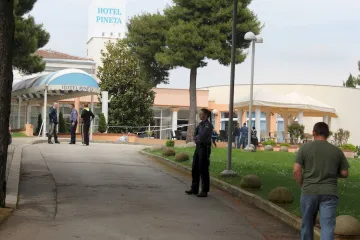 PUCNJAVA U VRSARU: Ispred hotela pucao u bivšu djevojku i njezinog dečka, policija traga za odbjeglim napadačem