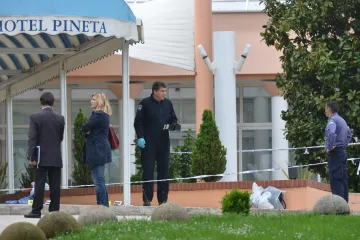 Pucnjava pred hotelom u Vrsaru: napadač pucao u bivšu djevojku i njenog dečka