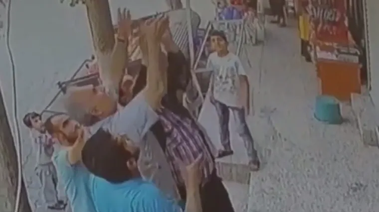 2-godi&scaron;njakinja visjela s balkona pa pala, ljudi su je jedva uhvatili