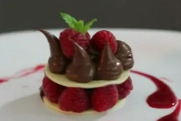 Lagani desert za poslijepodne: kolač od dvije vrste čokolade i malina