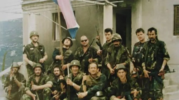 'Na fotografiji je moj otac branitelj i na&scaron;a spaljena kuća, a HDZ-ovci me zovu četnikom!'