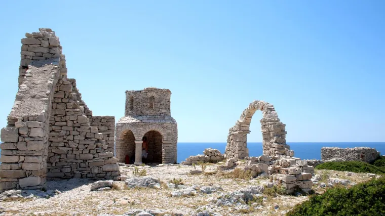 Uhvaćeni u vrućoj pozi na Kornatima? Mladić djevojci pokazivao 'kulturnu ba&scaron;tinu'