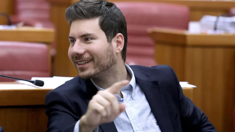 Pernar na Facebooku komentatoru odgovorio: 'Je**m samo HDZ-ovce'