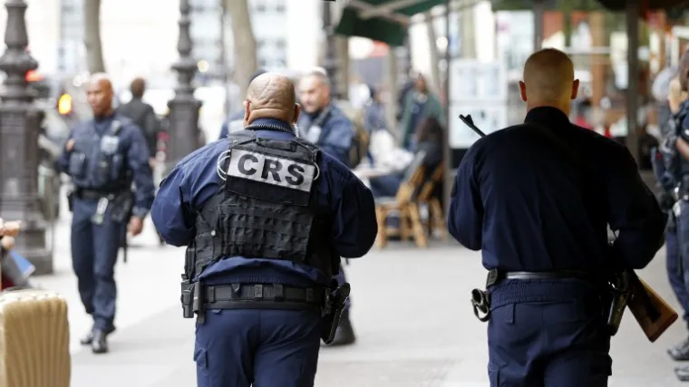 Nosili su fantomke i oružje, putnici dva sata nisu mogli izaći iz vlakova