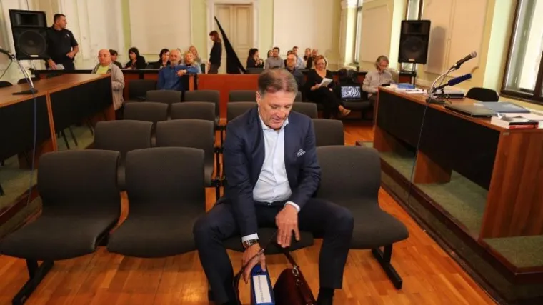 'Pet puta postavljate isto pitanje. Zar hoćete moju glavu na silu?'