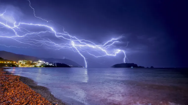 Tri osobe preminule od udara munje dok su kopale grob za preminulog rođaka