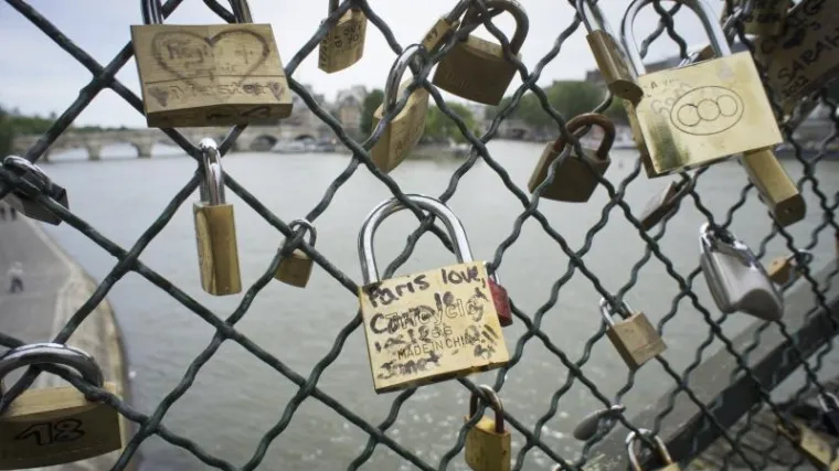Pariz prodaje ljubavne lokote i dijelove ograde mosta na aukciji