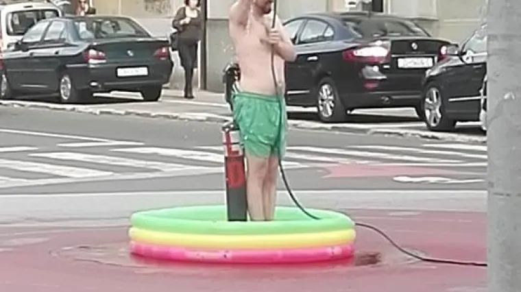 Kakav kralj: svi pričaju o mu&scaron;karcu koji se otu&scaron;irao na jednom zagrebačkom kružnom toku