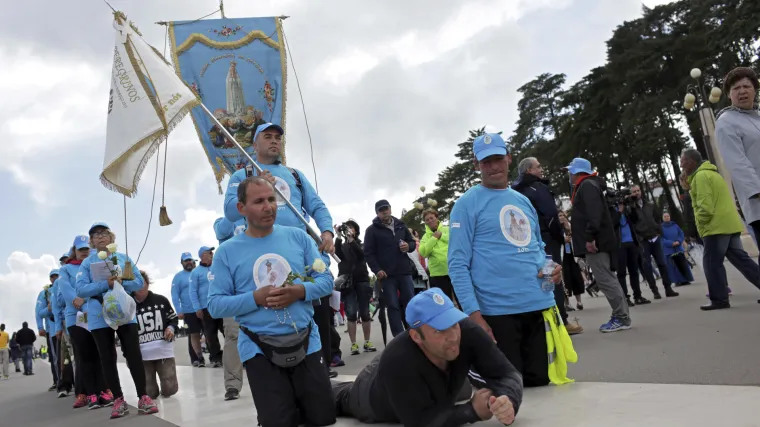 Hodočasnici u Fatimi gorljivo čekaju papu Franju, usprkos jakom pljusku