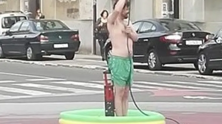 Muškarac se usred Zagreba tuširao u dječjem bazenčiću