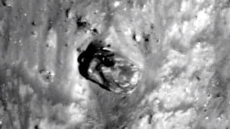 Lovci na NLO-e ugledali 'tenk' na NASA-inoj fotografiji