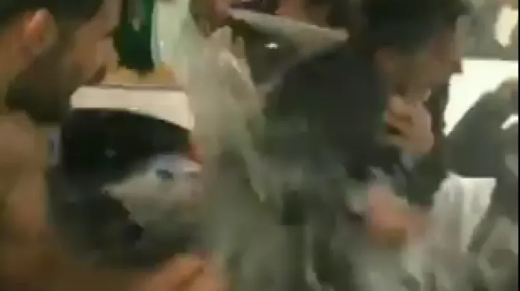 Conte si umalo izbio zub, igrači ga polijevali &scaron;ampanjcem