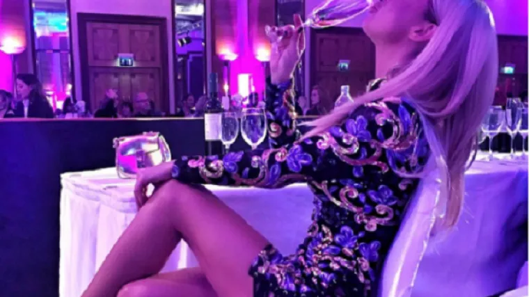 Jeste li zapazili što Maja Šuput vrlo često drži u ruci na svojim fotografijama?