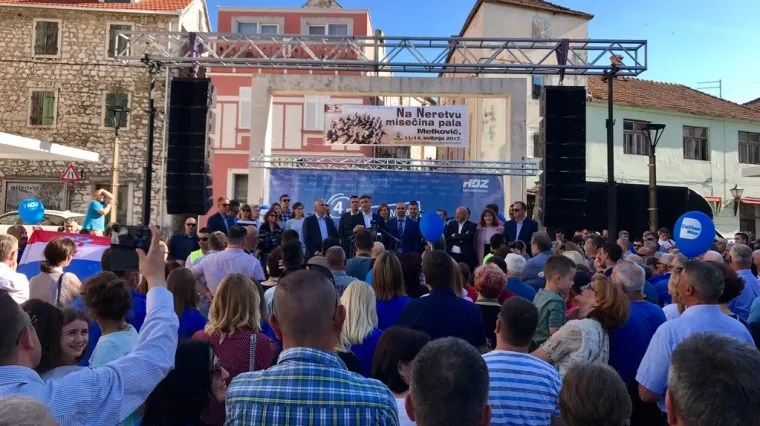 Policija demantira napise nekih medija: 'Niti smo transparent oduzeli, niti je mladić priveden'