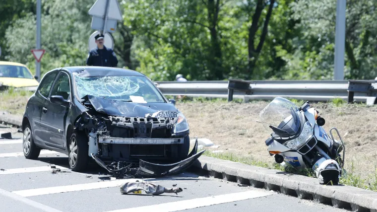 Na Aleji Bologne automobilom naletio na policajca na motoru