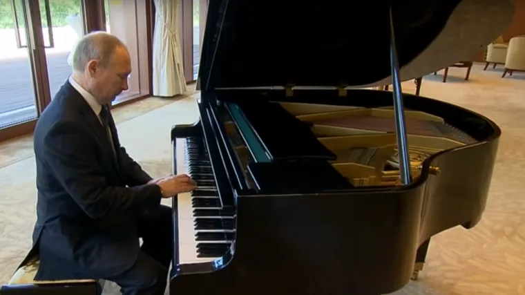 Svestrani Putin: u jednom tjednu odigrao hokeja&scaron;ku utakmicu i - zasvirao klavir