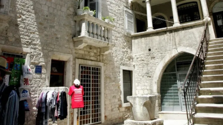 Biv&scaron;i nogometa&scaron; zavr&scaron;io u bolnici nakon sukoba s umjetnicima kojima je zazidao vrata