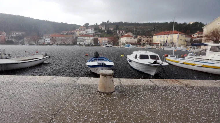 &Scaron;ibenik i Vodice pogodilo nevrijeme, obilna ki&scaron;a i tuča veličine oraha