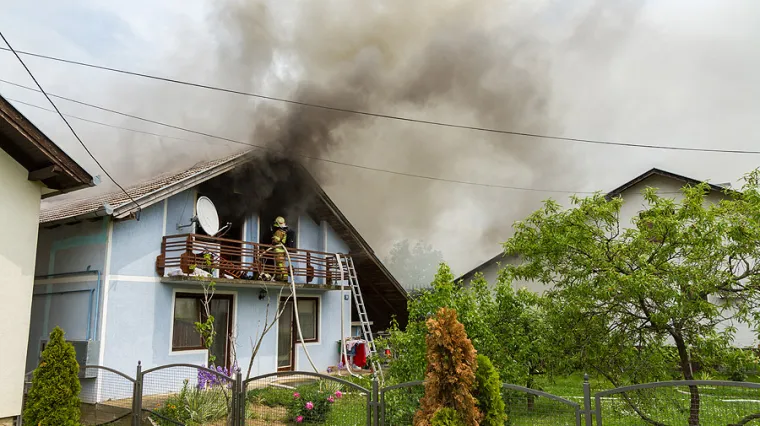 Majka i baka spasile dvoje male djece iz kuće u plamenu
