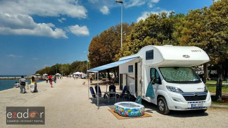 Kako znamo da je ljeto stiglo? Česi komotno parkirali nasred zadarske rive i složili si bazen