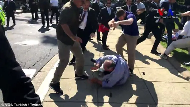 Erdoganovi tjelohranitelji napali prosvjednike tijekom susreta turskog predsjednika s Trumpom