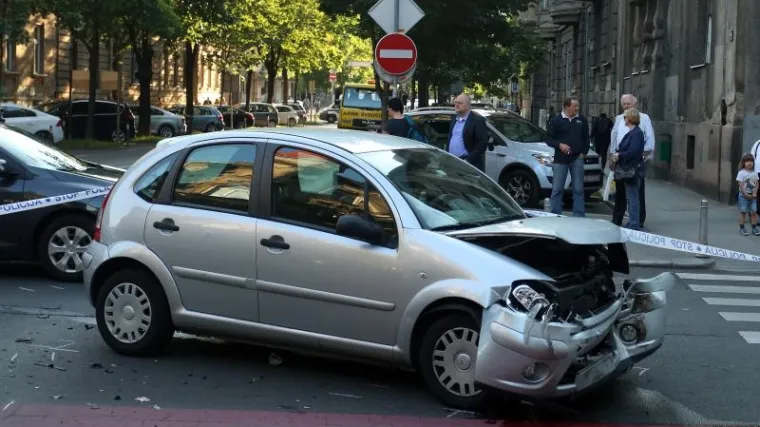 Sudarila se dva auta, od siline udara vozilo odbačeno na dvije djevojčice