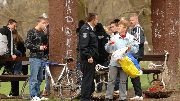 Roditelji i policajci obilaze pijane maturante po parkovima: 'Kaj, budu si nekaj popili s nama'
